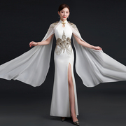 2022新中国风年会晚礼服优雅长款鱼尾开叉走秀舞台，演出服简约白色