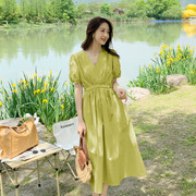 牛油果绿连衣裙女夏季法式复古小清新甜美泡泡袖V领气质长裙子