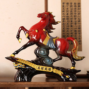 马摆件(马摆件)红色陶瓷，马到成功生肖马客厅(马客厅)酒柜办公室桌面工艺品开业