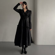 韩国女装m2024早春款，时尚气质纯色，收腰v领褶皱长袖长款连衣裙