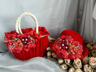 真丝绒大红色本命年新婚新娘，秋冬高档女帽子花朵礼物女手提包套装