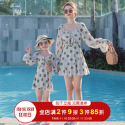高端亲子款韩版泳衣连体裙式保守波点女童防晒海边沙滩母女泳装