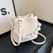小众白色手提包包女2024夏天串珠单肩包时尚，设计感斜挎水桶包