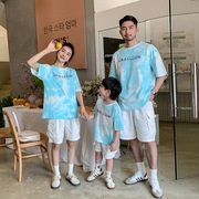 韩国亲子装2024洋气扎染，一家三口父子短袖，t休闲中裤母女套装t
