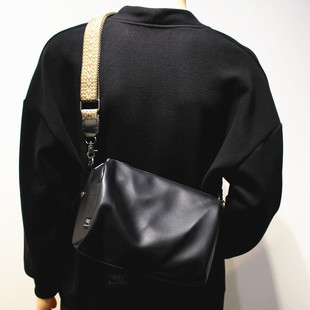 韩国ins斜挎包简约设计小众男单，肩包女学生包软皮(包软皮)拉链背包ipad包