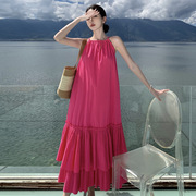 海边度假连衣裙玫红色拍照简约褶皱荷叶，边蛋糕裙纯欲挂脖沙滩长裙