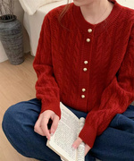 精致感毛衣 复古麻花金扣毛衣温柔针织开衫设计感宽松红色上衣女