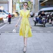 2024法式裙子女夏季高腰，显瘦a字减龄，镂空蕾丝拼接黄色连衣裙