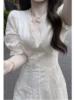 高级感蕾丝泡泡袖连衣裙，夏季法式气质收腰设计感v领白色长裙女潮