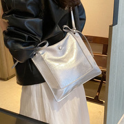 高级感洋气银色包包，女2023时尚银色，单肩包百搭宽带斜挎水桶包