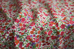 日本进口薄款白底橘红色浪漫小碎花印花纯棉布料设计师连衣裙面料