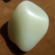 81g新疆和田羊脂玉籽料原石，无结构籽玉老熟白玉独籽把件