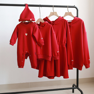 婴儿亲子装过年一家三口母女裙爱心，母子加绒龙年洋气红色卫衣