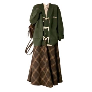 大码胖妹妹慵懒风复古绿色牛角扣针织衫毛衣女秋季格纹半身裙套装