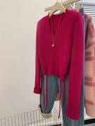 玫红色v领低领针织，打底衫女秋冬内搭毛衣，修身紧身不规则短款上衣