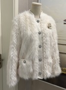 2023年冬季白色仿狐狸毛环保(毛环保)皮草外套，女短款加厚小香毛毛大衣