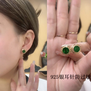925纯银耳钉女2023年祖母绿耳饰，迷你小耳骨钉设计ins气质耳环