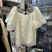 韩系一字肩镂空花朵衬衫，女2024夏季设计感百搭宽松泡泡袖上衣