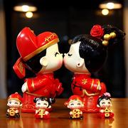 情侣亲嘴结婚娃娃摆件陶瓷金童，接吻中式中国红瓷器人偶小摆件