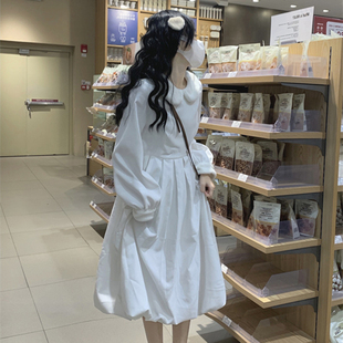 白色娃娃领连衣裙女装2021年秋冬长裙收腰显瘦气质温柔风裙子