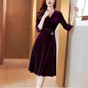 紫色金丝绒连衣裙女2024春季高级感V领收腰显瘦长袖礼服裙