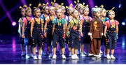手机手机幼儿舞蹈服 儿童舞蹈抬起头演出服小童背带裤舞台装