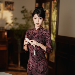 烟红色复古老上海旗袍小长款2024女装旗袍，双层烂花绒修身气质旗袍
