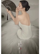 影楼主题白色抹胸鱼尾婚纱复古中国风园林水墨画情侣摄影拍照礼服