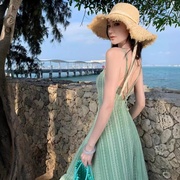 淡绿色印花吊带连衣裙云南海边度假露超修身背长裙夏