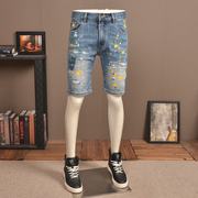 夏季薄款浅蓝破洞牛仔短裤，男潮牌弹力修身喷漆补丁水洗休闲五分裤