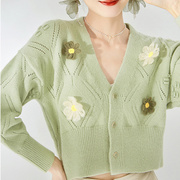 高货2024早秋设计感小清新v领针织开衫，女短款绿色花朵气质毛