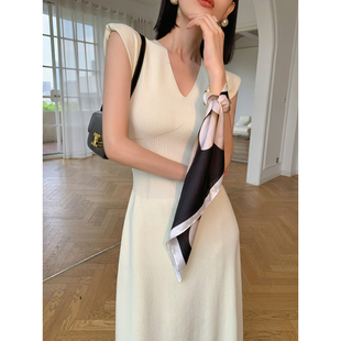 wangxo米色无袖v领连衣裙，女夏季2023设计感收腰显瘦针织长款裙子