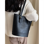黑色高级感包包女2024韩版时尚单肩腋下包小众设计手提水桶包