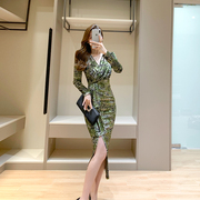 绿色豹纹印花连衣裙秋款丝绒高端性感成熟气质V领长袖开叉中长裙