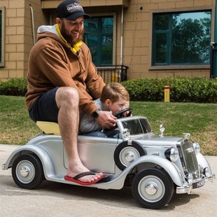 奥迪亲子老爷车儿童电动车小孩四轮汽车，男女宝宝车可坐大人玩具车