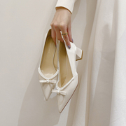 白色伴娘珍珠高跟鞋绸缎秀禾服结婚鞋新娘鞋女2024年粗跟单鞋