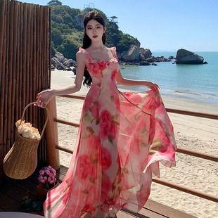 海边度假氛围感玫粉色雪纺碎花吊带连衣裙超仙荷叶边气质大摆长裙