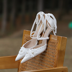 2022年春夏小众婚鞋女白色高跟鞋，细跟中空珍珠宴会礼服单鞋女