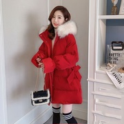 红色收腰大毛领中长款棉服，女2023冬季大码韩版洋气设计感棉衣外套