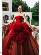 展会影楼主题拍照服装外景，情侣摄影礼服酒红色，花朵长拖尾婚纱
