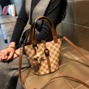 香港品牌包包女2024时尚，手提真皮单肩小包，质感斜跨通勤水桶包
