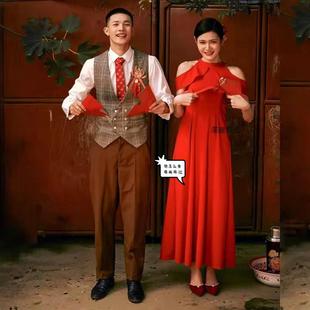 90年代父母辈复古中式红色，长裙主题婚纱影楼服装，情侣怀旧拍照礼服