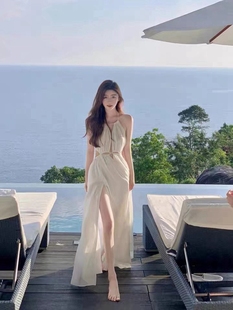 云南三亚旅游拍照沙滩裙，海边度假连衣裙纯欲性感，镂空白色吊带长裙