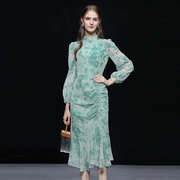 2024春季新中式国风，立领丝绒剪花设计优雅湖绿色抽褶旗袍裙