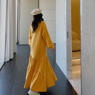 黄色长袖连衣裙秋冬2022韩版复古宽松减龄鱼尾，大版超长卫衣裙