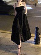 黑色吊带连衣裙女秋冬法式气质显瘦赫本风收腰，开叉凡尔赛中长裙