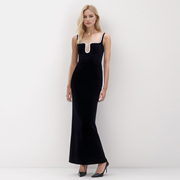黑色吊带连衣裙2024年气质，无袖修身u型，领口气质优雅性感收腰长裙
