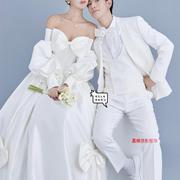 影楼情侣主题服装韩式内景写真，白色缎面婚纱简约风一字肩礼服