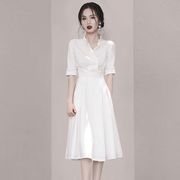 高级感收腰显瘦气质职业ol衬衫，裙子2023夏季白色v领连衣裙女