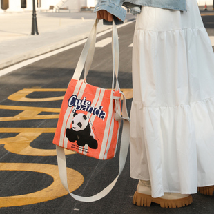 遇后原创插画熊猫包包女可爱趣萌水桶包帆布包ins休闲条纹斜挎包
